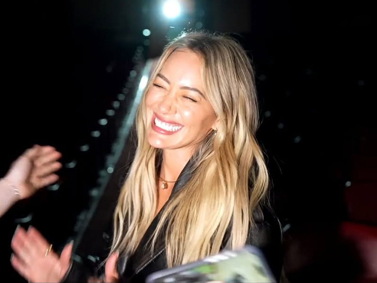Hilary Duff desabafa: "Quando ouço 'Sparks', me pergunto: 'Quem é essa garota?'"