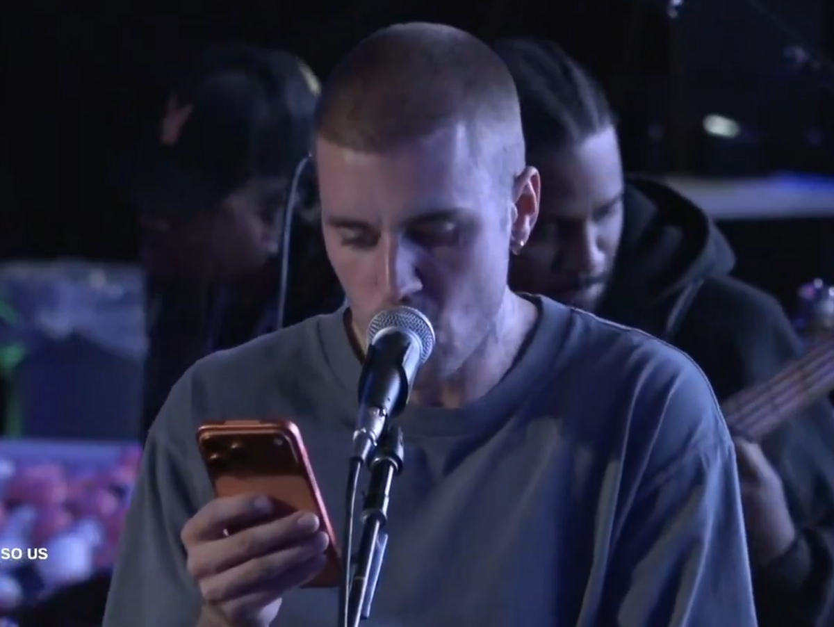 Justin Bieber faz apresentação informal de "DAISIES"... lendo a letra!