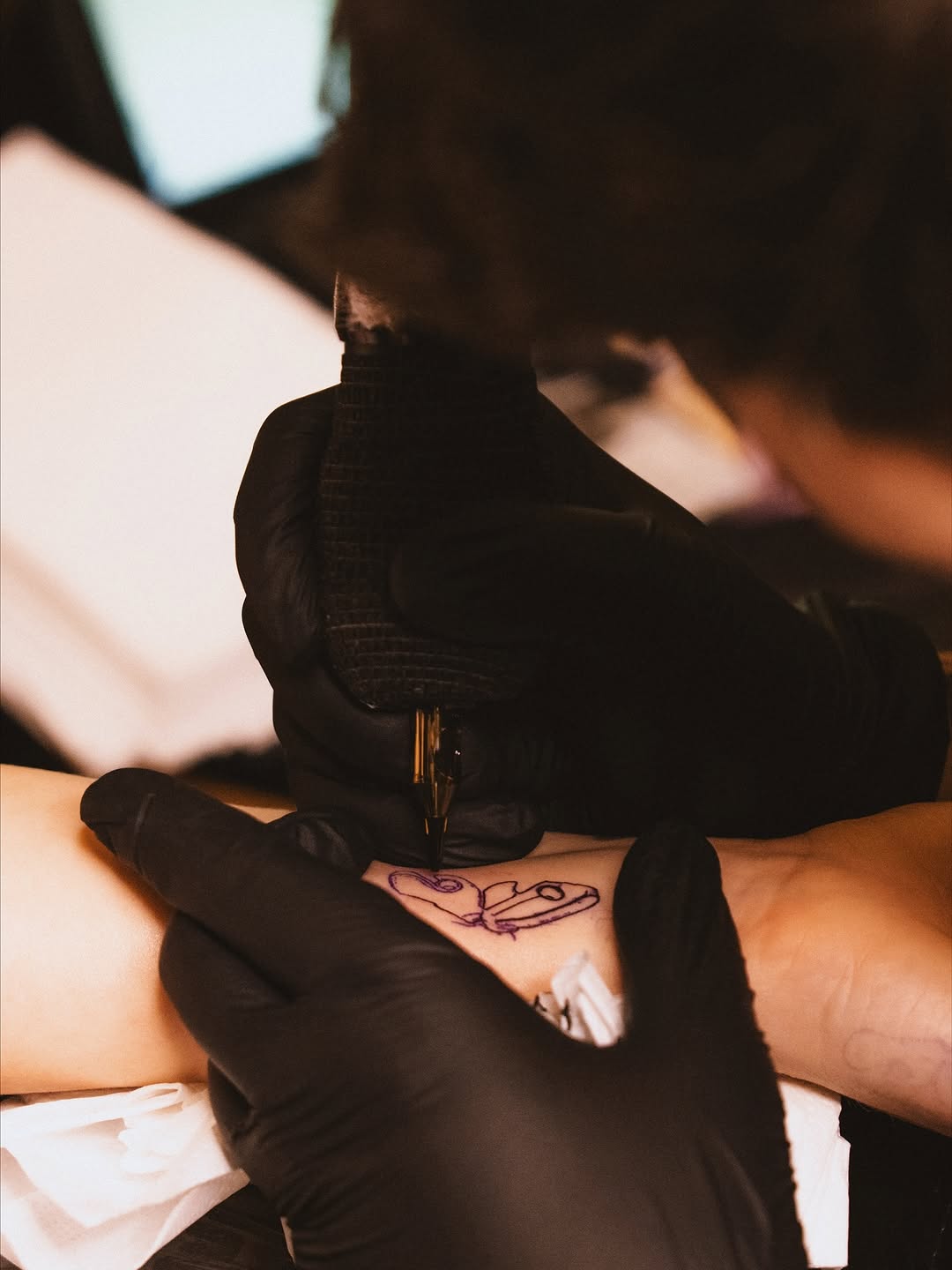 Katy Perry faz tatuagem em homenagem à "The Lifetimes Tour": veja fotos