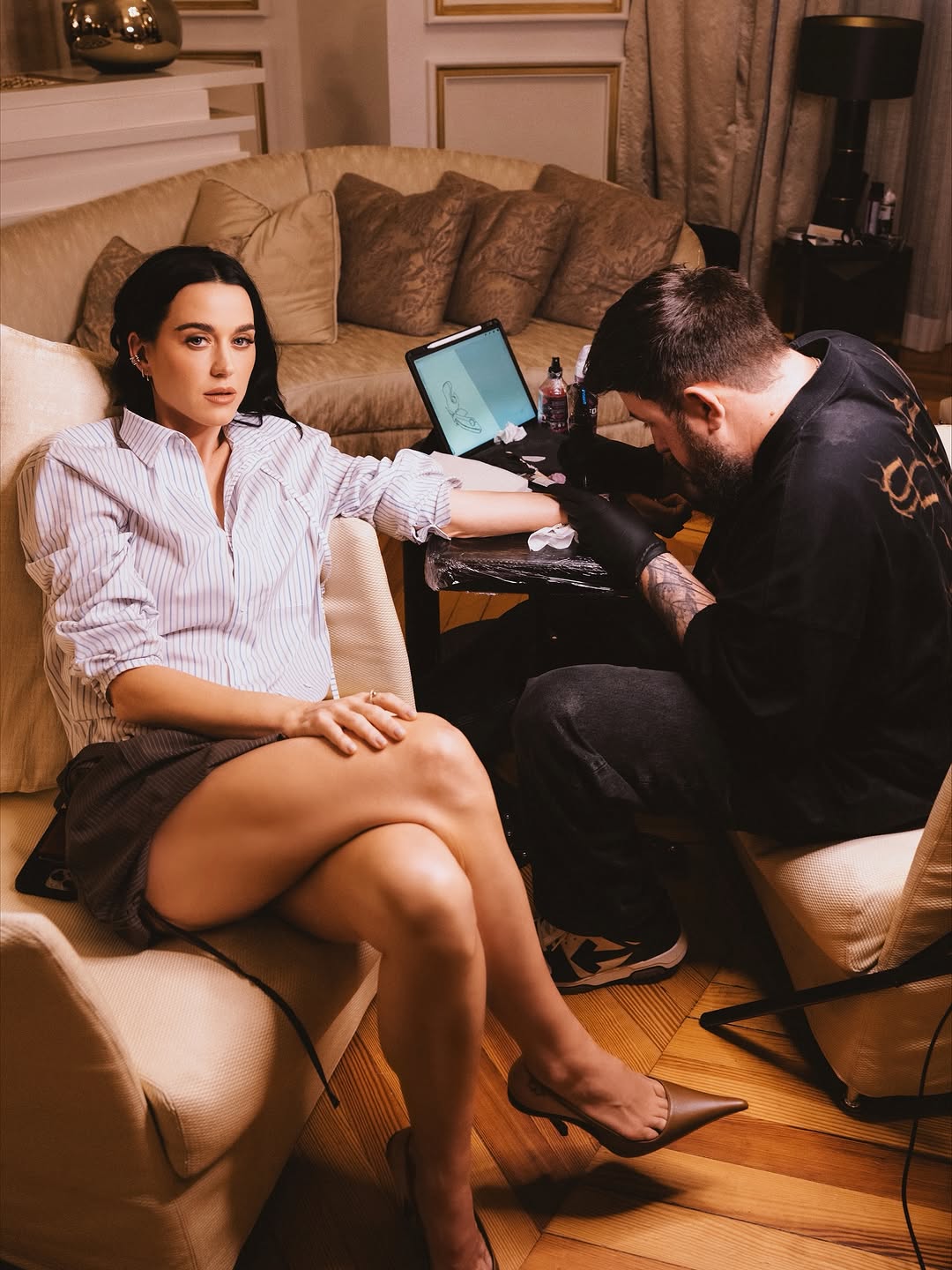 Katy Perry faz tatuagem em homenagem à "The Lifetimes Tour": veja fotos