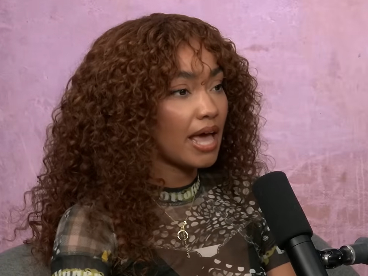 Leigh-Anne corrige entrevistador que disse que Little Mix vendeu 10 milhões de cópias