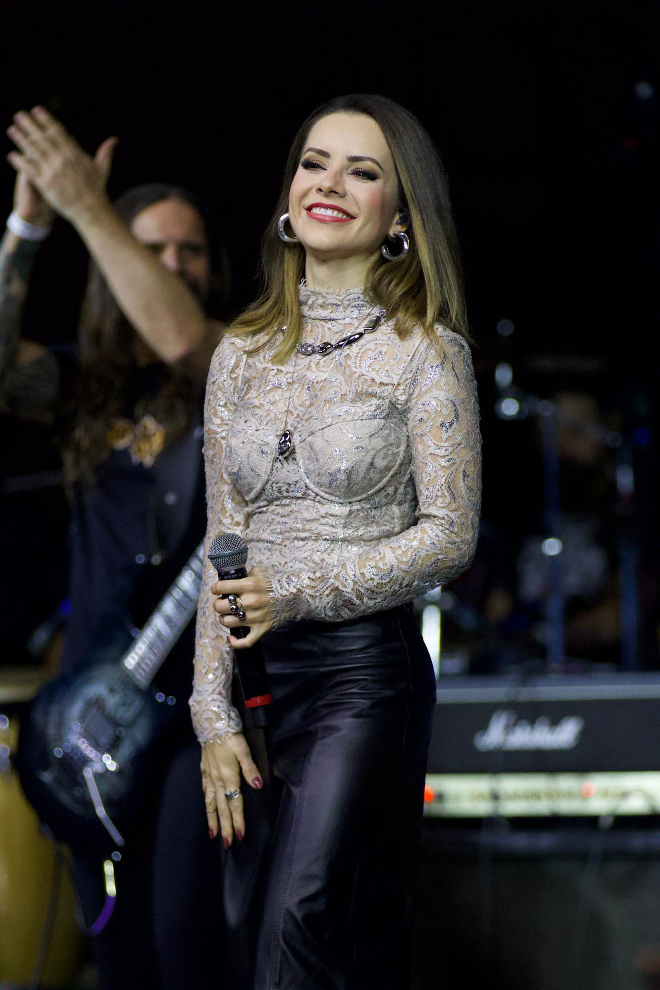 Sandy faz cover de "Uninvited", de Alanis Morissette, em festival em São Paulo
