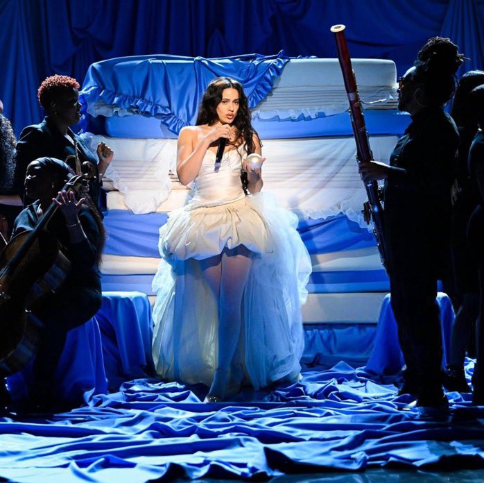Rosalía emplaca 1º Top 10 na Billboard 200; Taylor Swift lidera pela 6ª semana