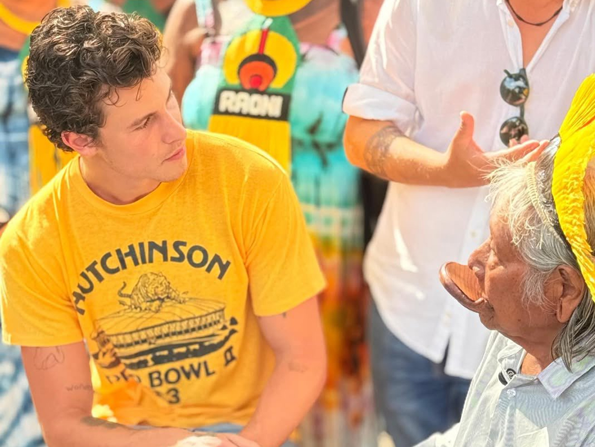 Shawn Mendes encontra Cacique Raoni em Belém após passar por Rio e Salvador