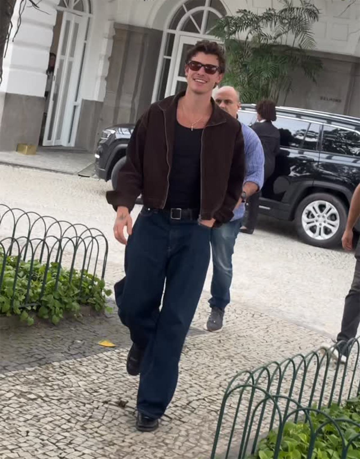 Vídeos: Shawn Mendes atende fãs na porta do hotel no Rio de Janeiro