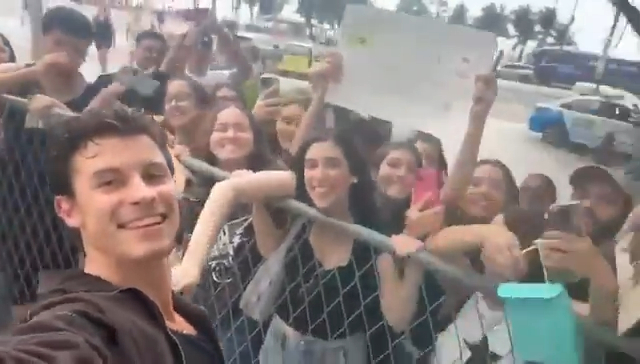 Vídeos: Shawn Mendes atende fãs na porta do hotel no Rio de Janeiro