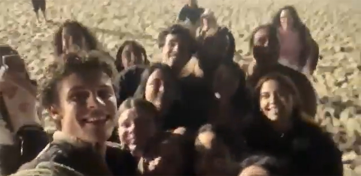 Shawn Mendes no Brasil: cantor desce para praia e é cercado por fãs