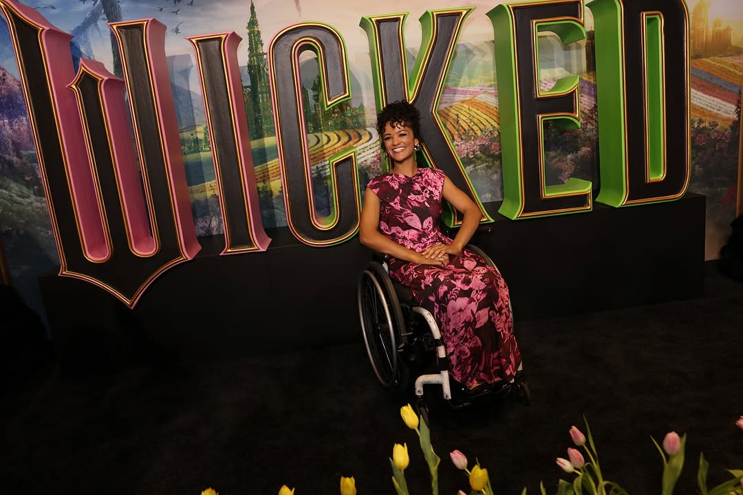 Atriz de "Wicked" critica fã que invadiu tapete vermelho: "Você é uma pessoa ruim"