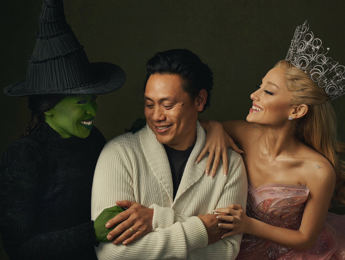 "Wicked": Cynthia Erivo e diretor chegam ao Brasil em voo comercial sem Ariana Grande