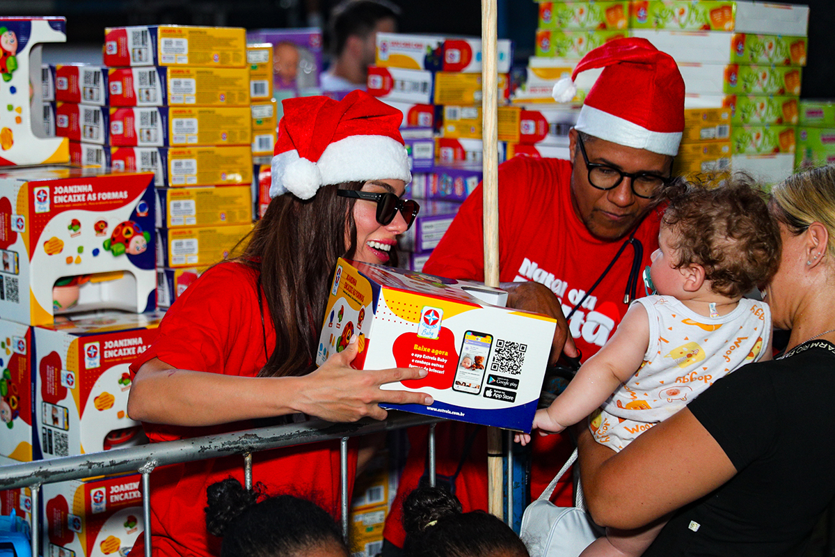 Mamãe Noel! Anitta volta ao bairro onde cresceu e distribui brinquedos para crianças