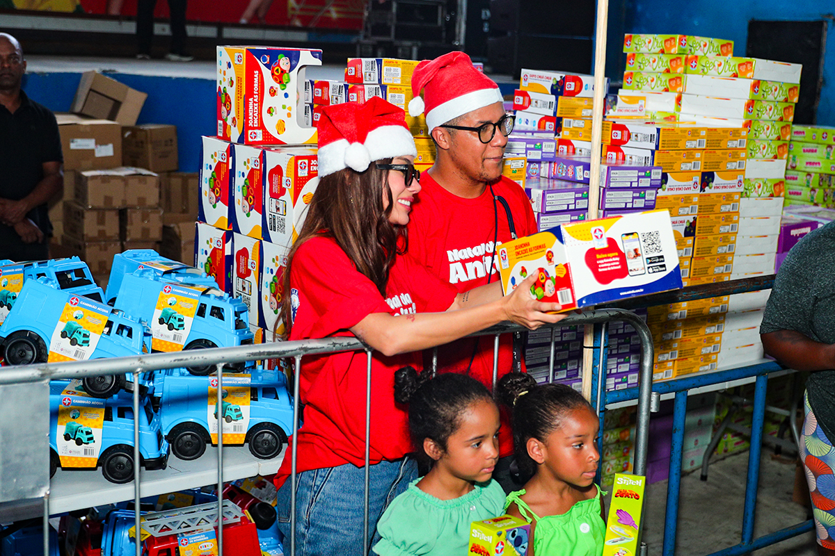 Mamãe Noel! Anitta volta ao bairro onde cresceu e distribui brinquedos para crianças