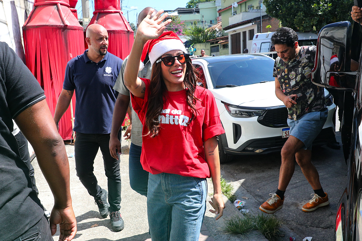 Mamãe Noel! Anitta volta ao bairro onde cresceu e distribui brinquedos para crianças