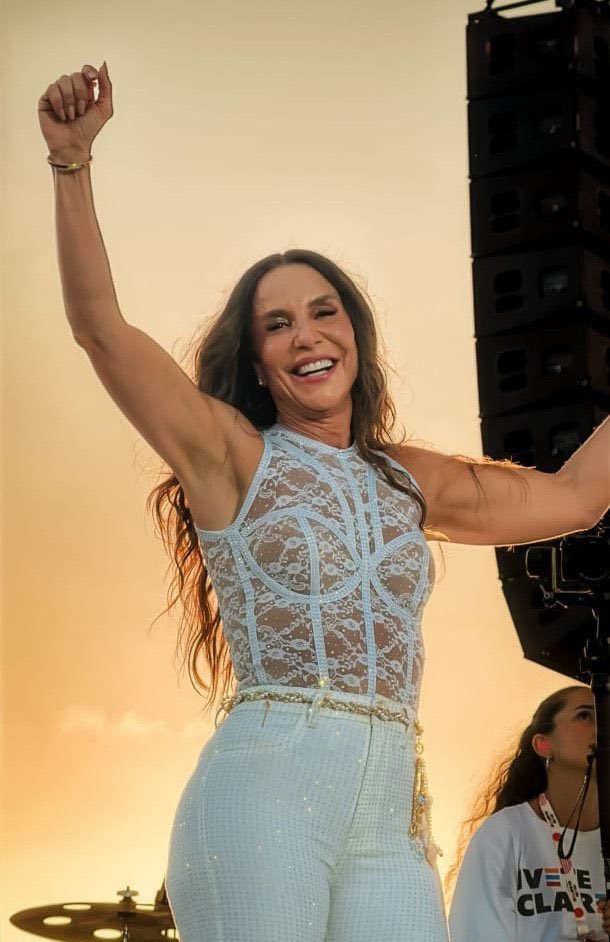 “Tem coisa mais romântica que fogo no c*?”, brinca Ivete Sangalo