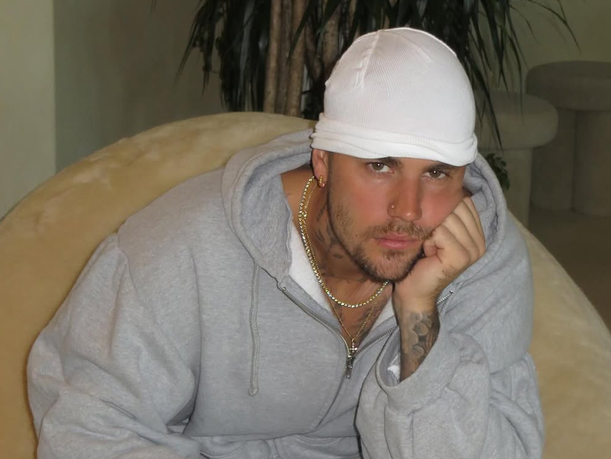 Justin Bieber se irrita com paparazzi e reage jogando garrafa de água