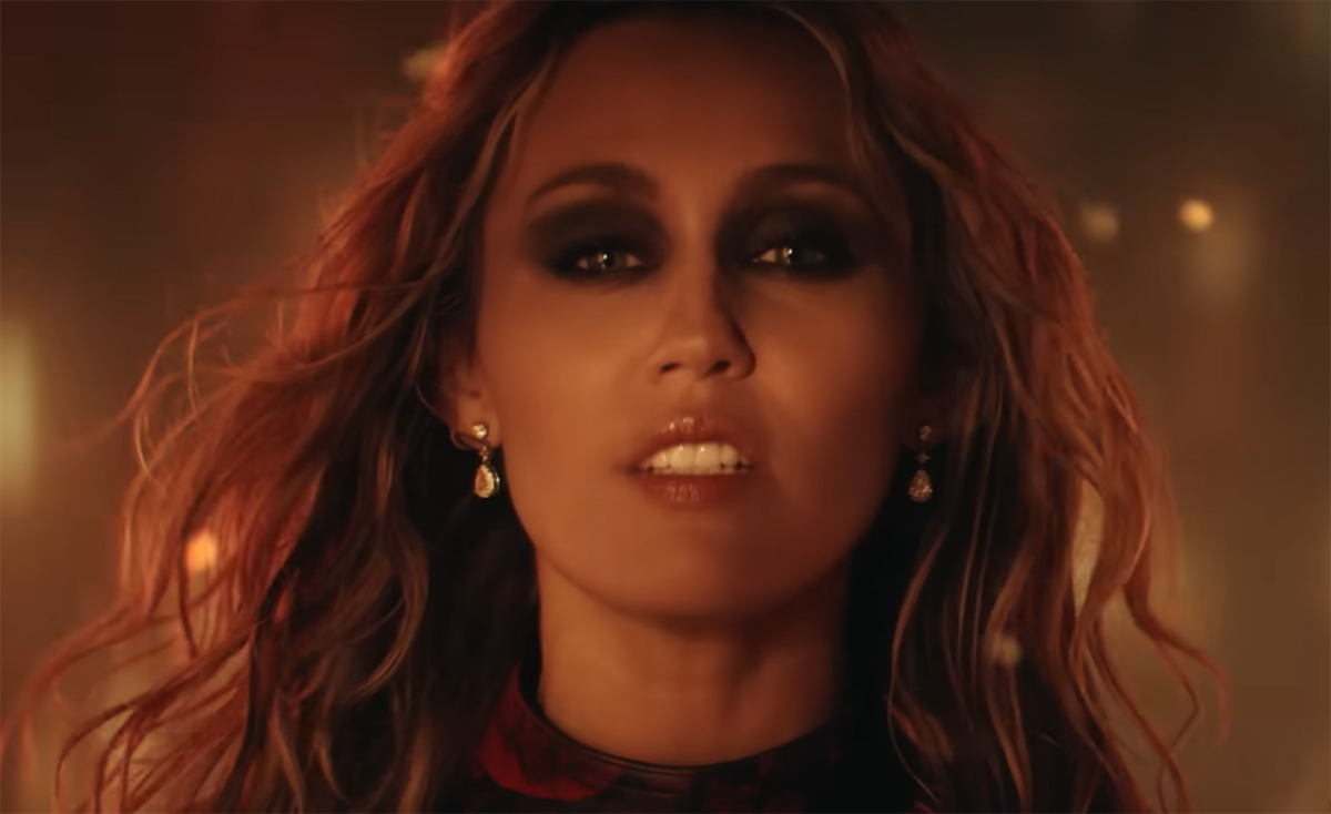 De olho no Oscar, Miley Cyrus lança clipe para música de "Avatar 3"