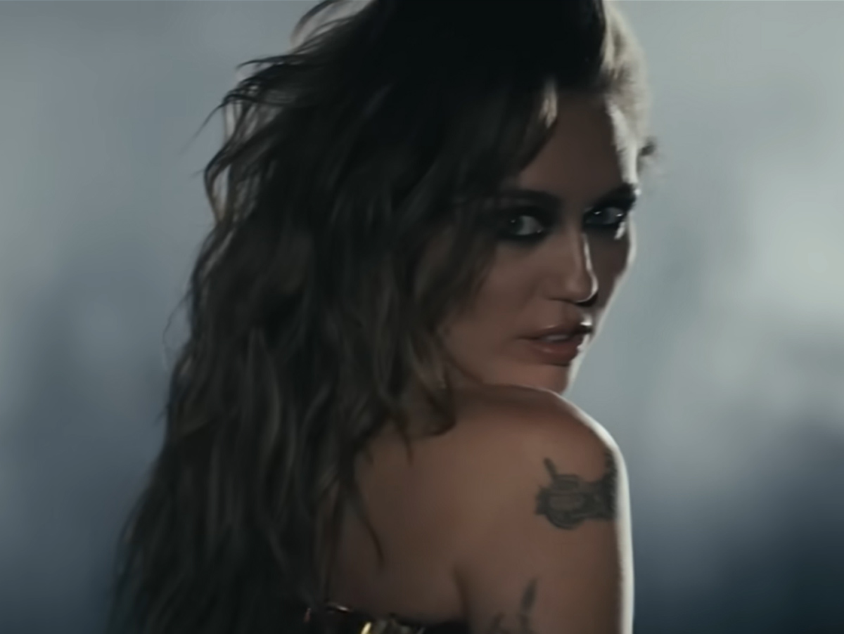 De olho no Oscar, Miley Cyrus lança clipe para música de "Avatar 3"