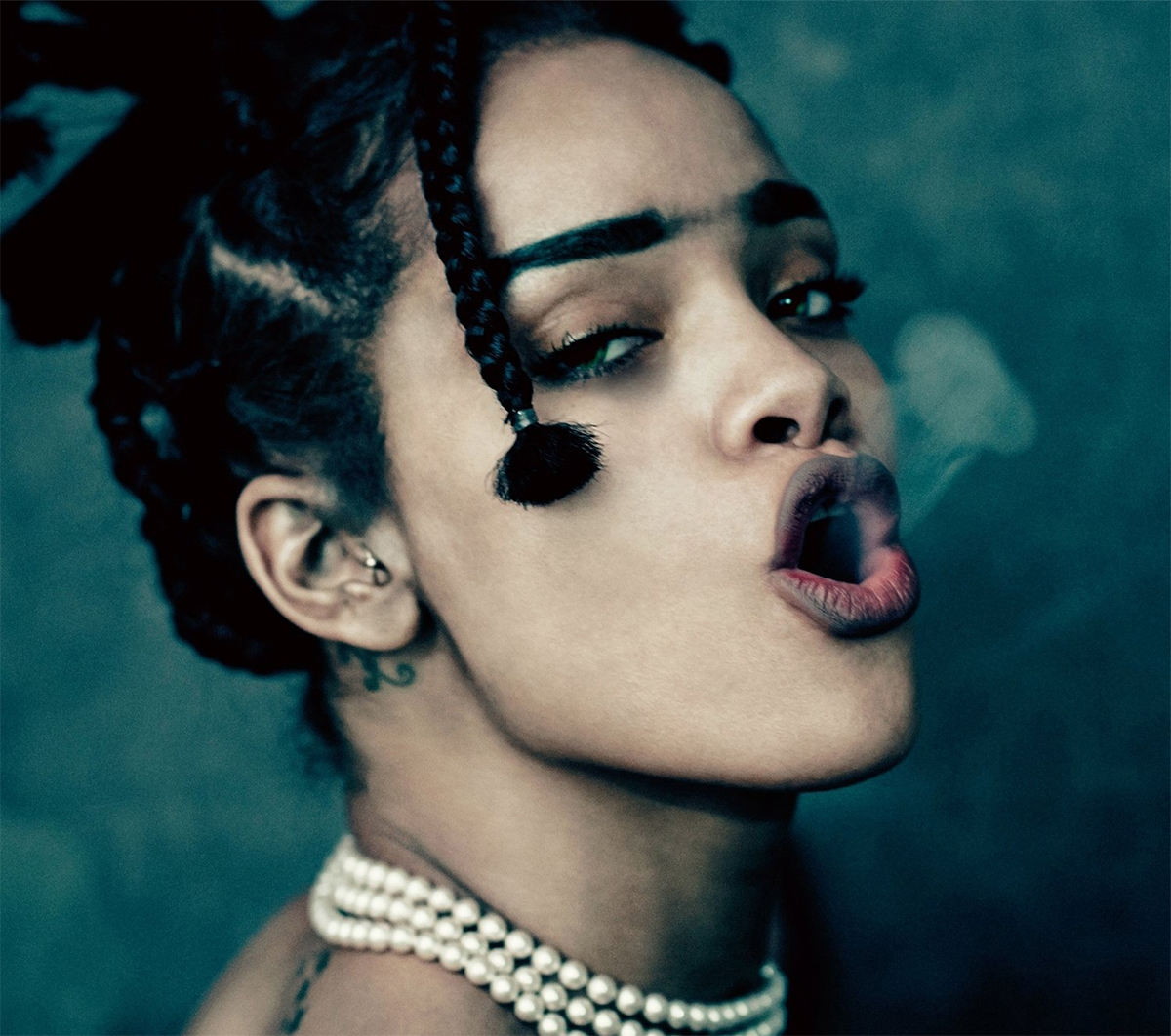 Rihanna faz piada ao descobrir que "ANTI" completou 500 semanas na Billboard 200