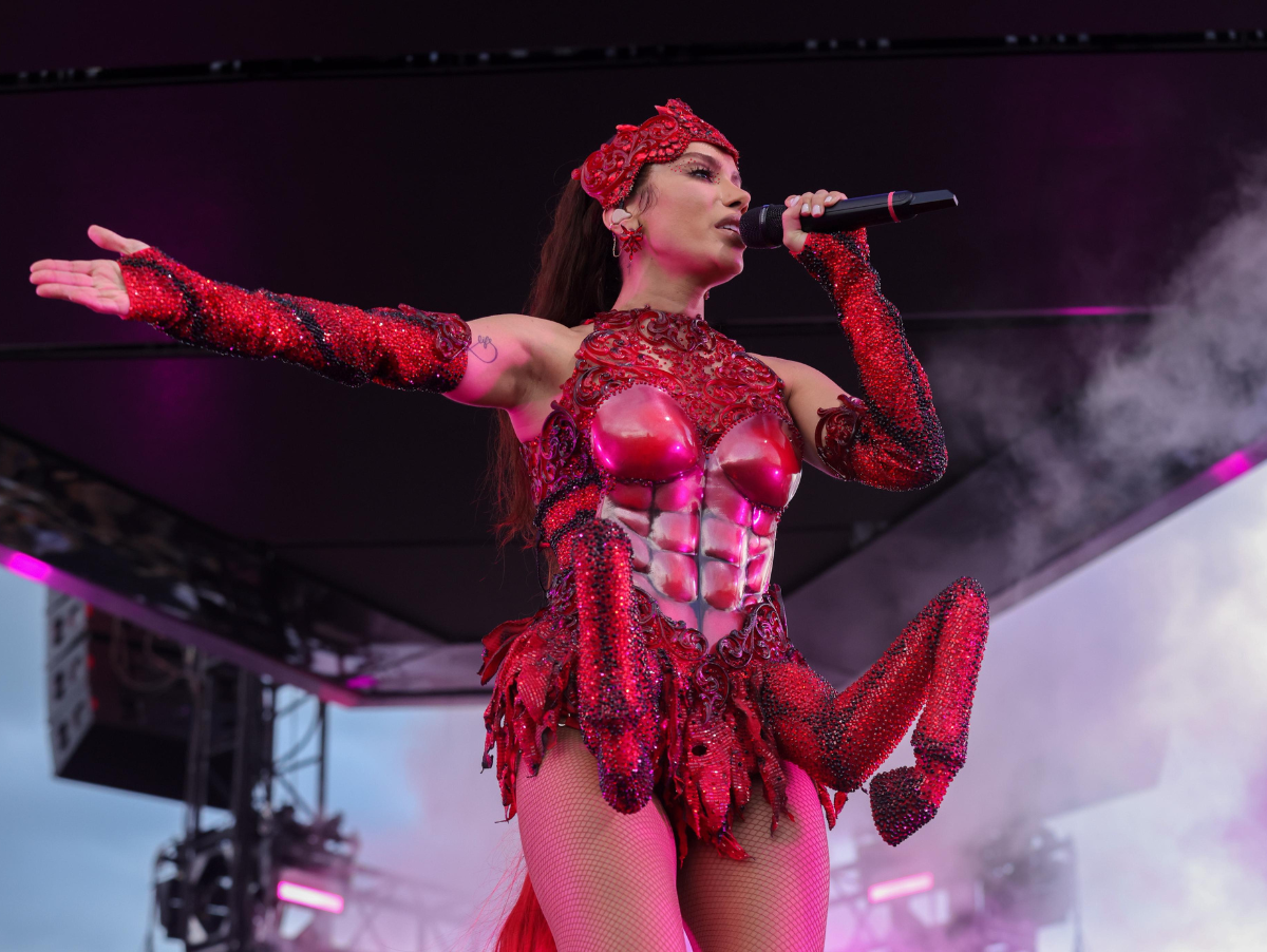 Após rumores de desentendimento, Anitta explica por que manteve distância de Juliano Floss em festa no BBB 26
