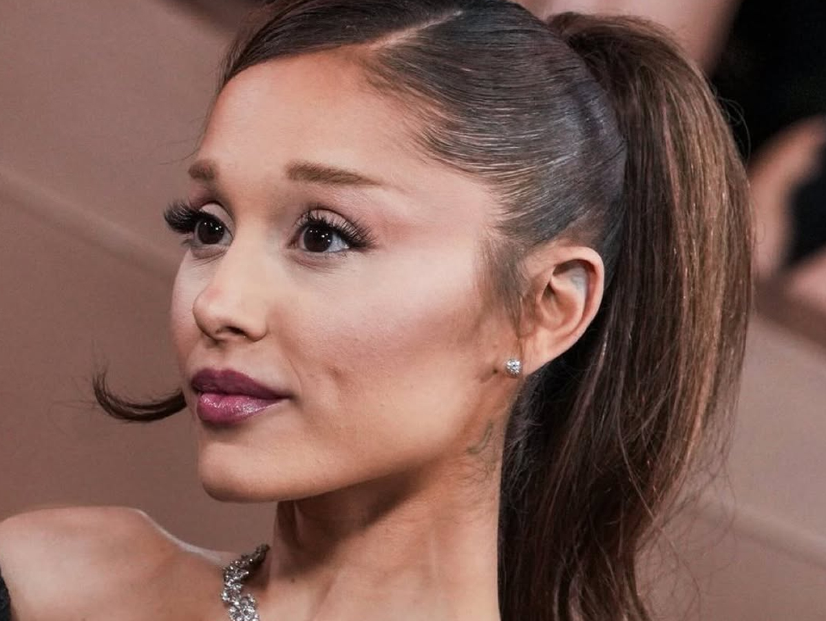 Você percebeu? Ariana Grande fez protesto silencioso no Globo de Ouro