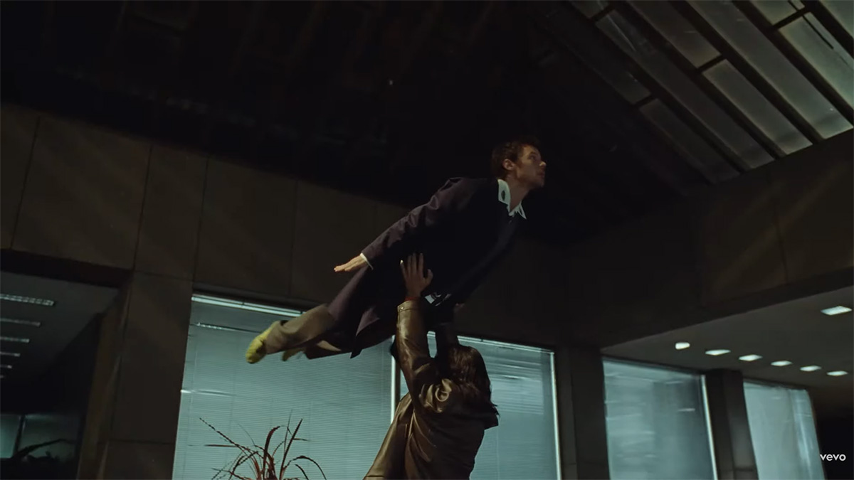Harry Styles faz coreografia com cara sinistro no clipe de "Aperture": veja