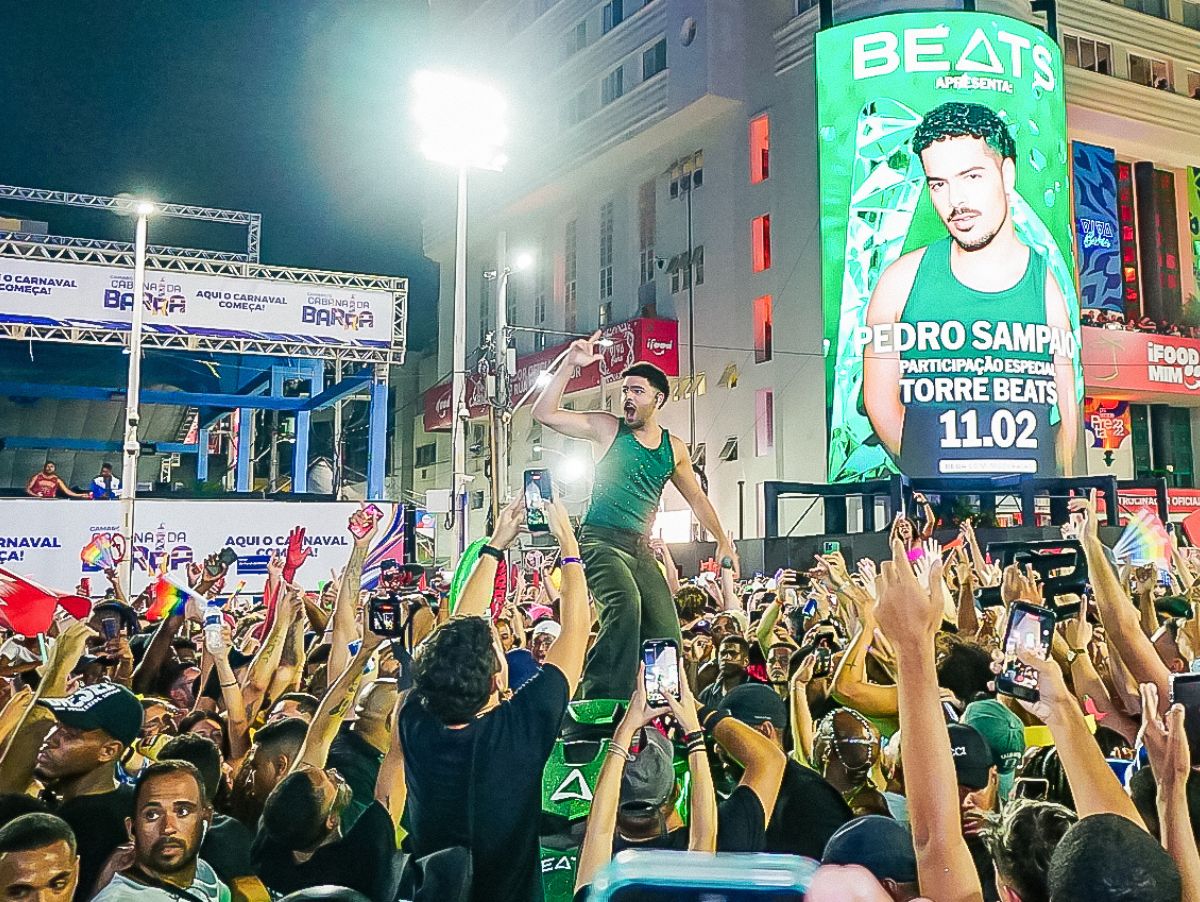 Pedro Sampaio chega de Jet Ski na abertura do Carnaval no Farol da Barra em Salvador