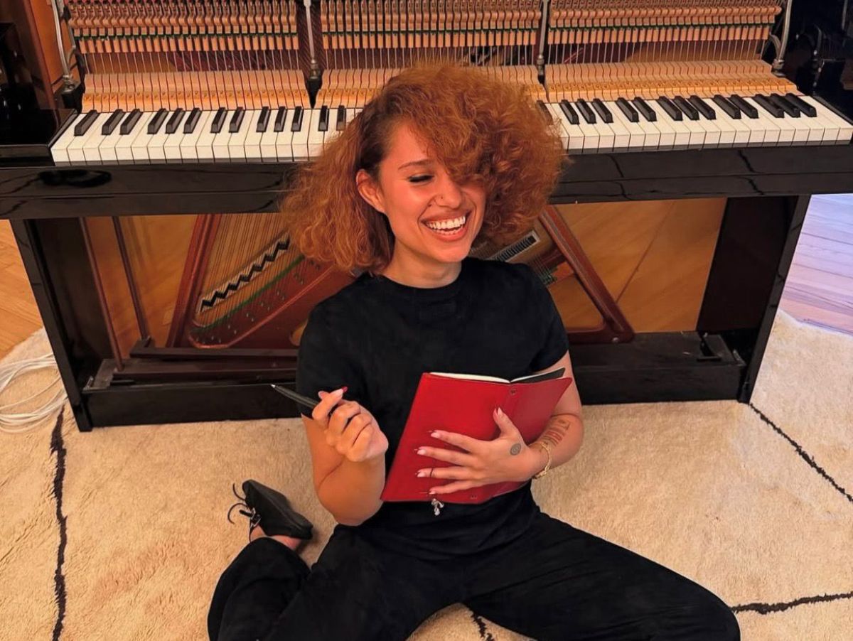 “Devastada”: RAYE se pronuncia sobre 65 fãs que não conseguiram assistir seu show em Paris