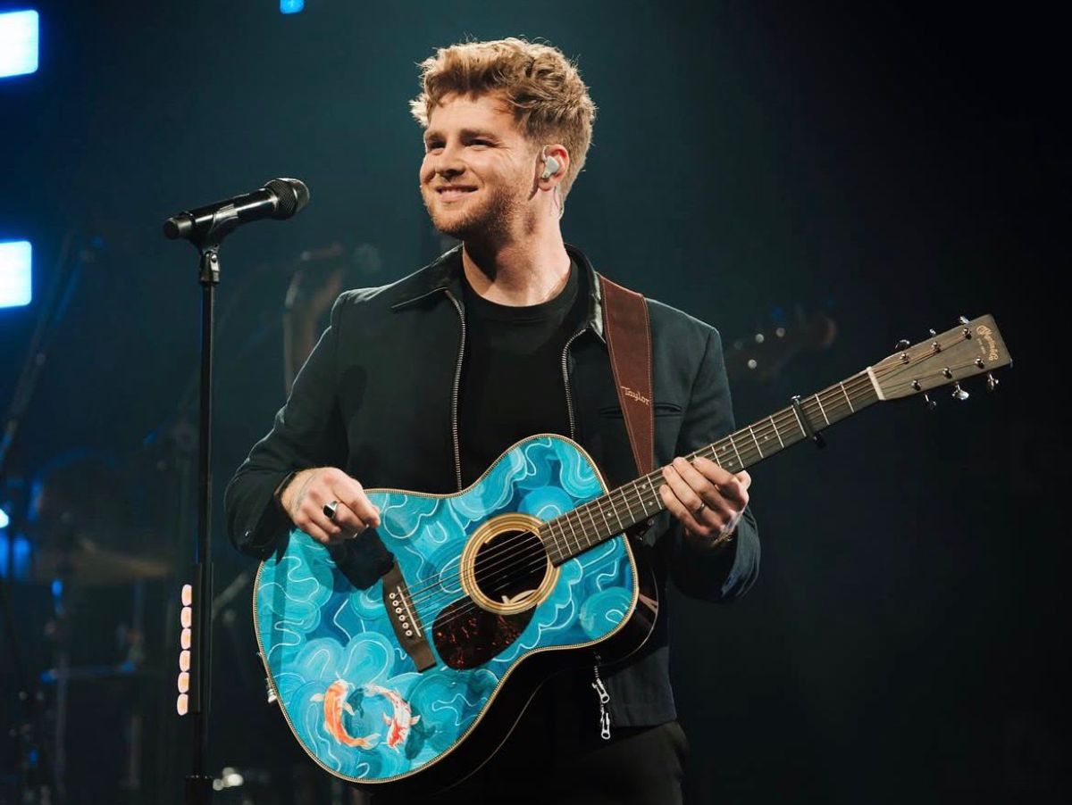 Alex Warren, cantor do hit “Ordinary”, se manifesta após problemas técnicos no áudio em sua apresentação no Grammy