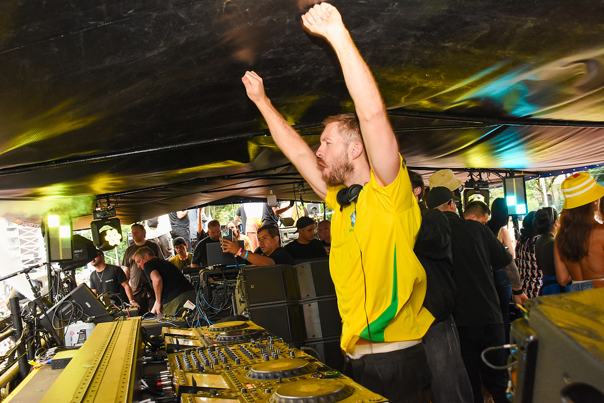 Calvin Harris comemora multidão em bloco: "1,6 milhão de pessoas"