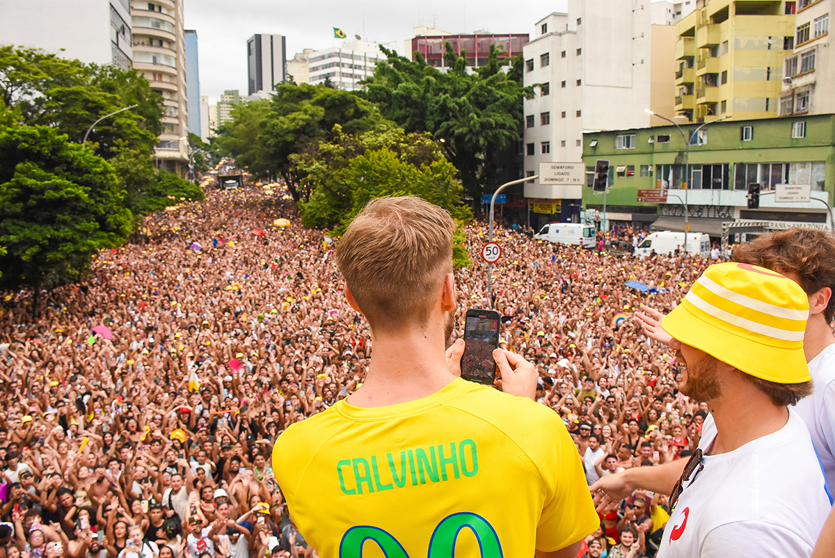 Calvin Harris comemora multidão em bloco: "1,6 milhão de pessoas"