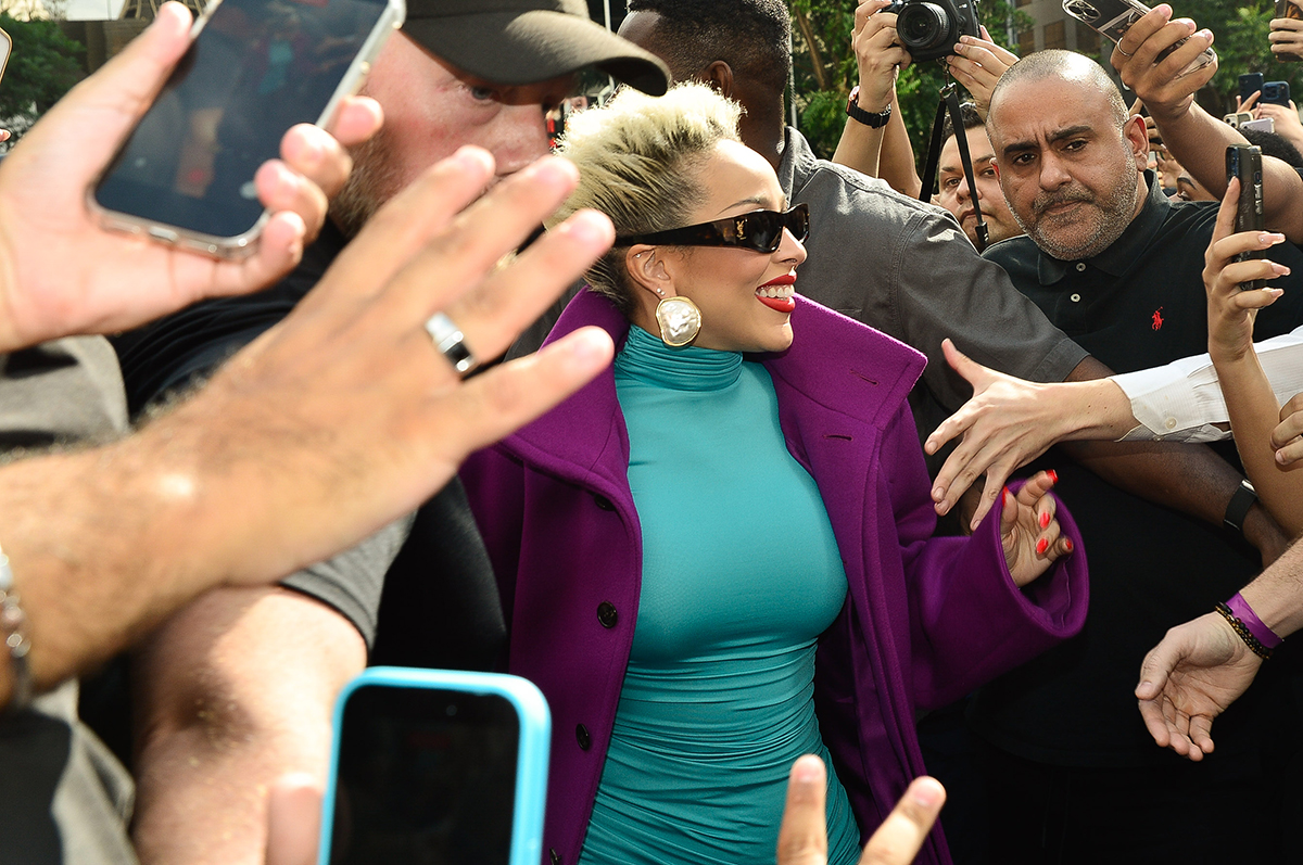 Doja Cat é cercada por fãs ao chegar em Loja em São Paulo: veja fotos