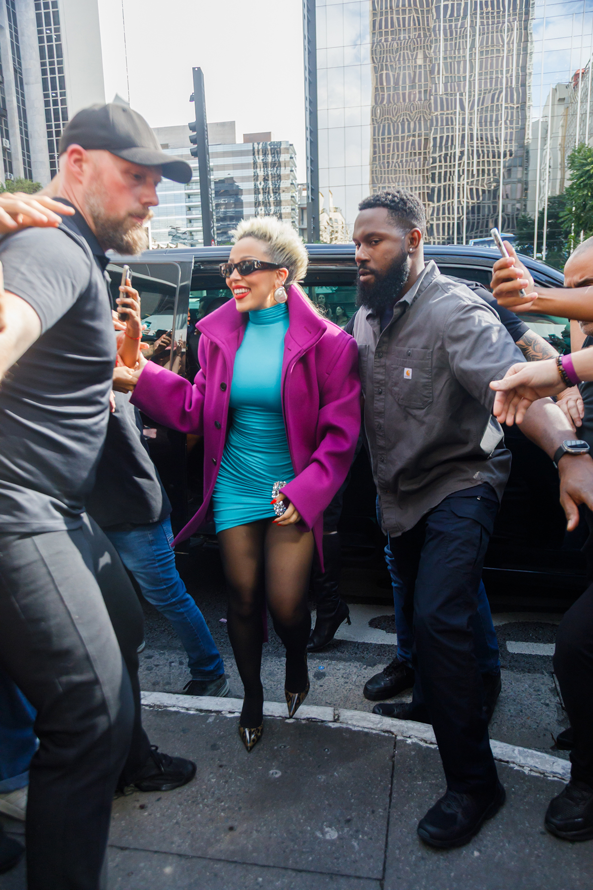 Doja Cat é cercada por fãs ao chegar em Loja em São Paulo: veja fotos
