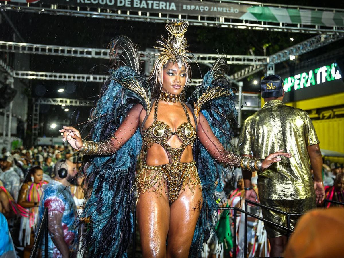 IZA brilha como rainha de bateria da Imperatriz em ensaio técnico na Sapucaí