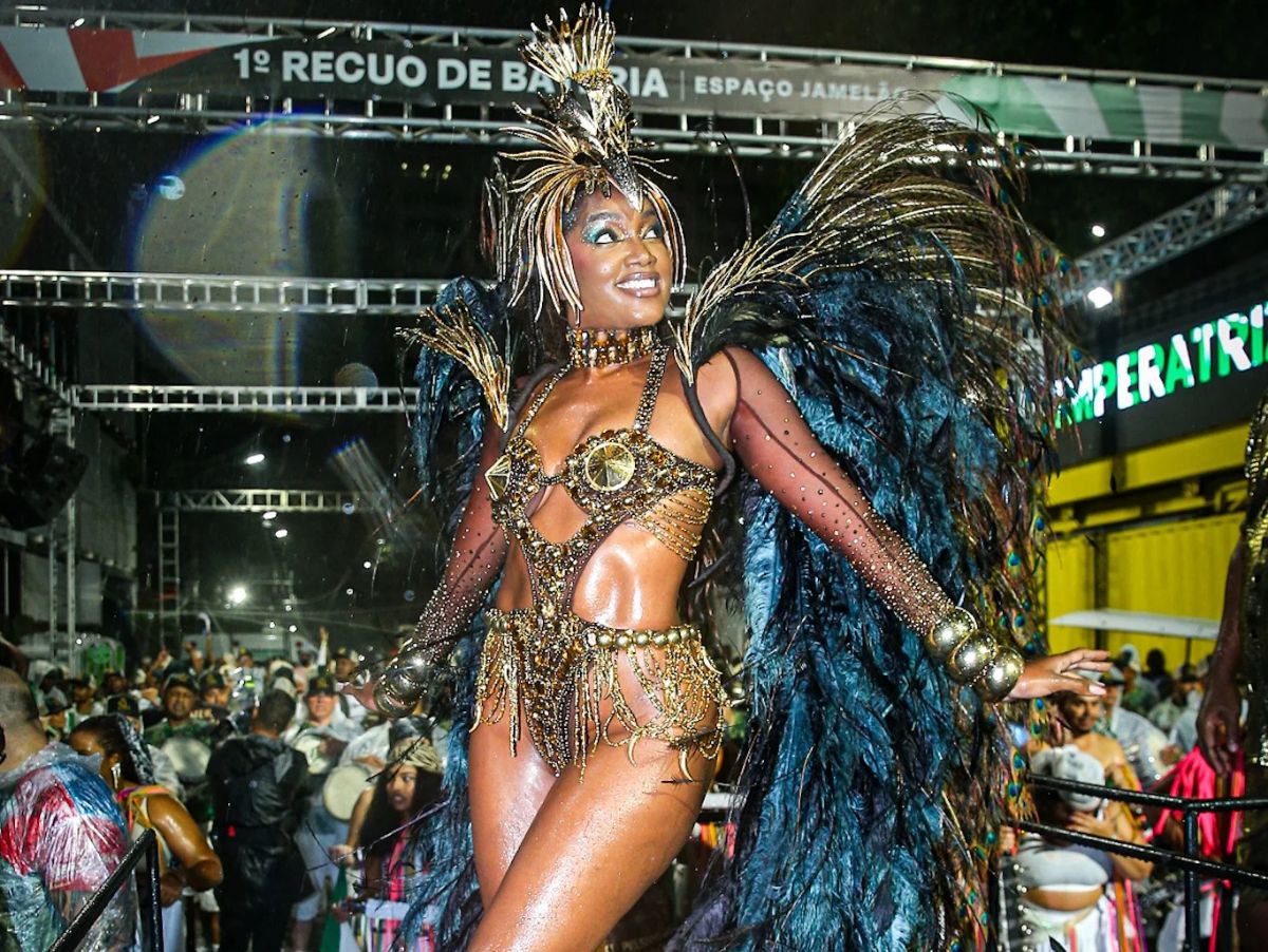 IZA brilha como rainha de bateria da Imperatriz em ensaio técnico na Sapucaí
