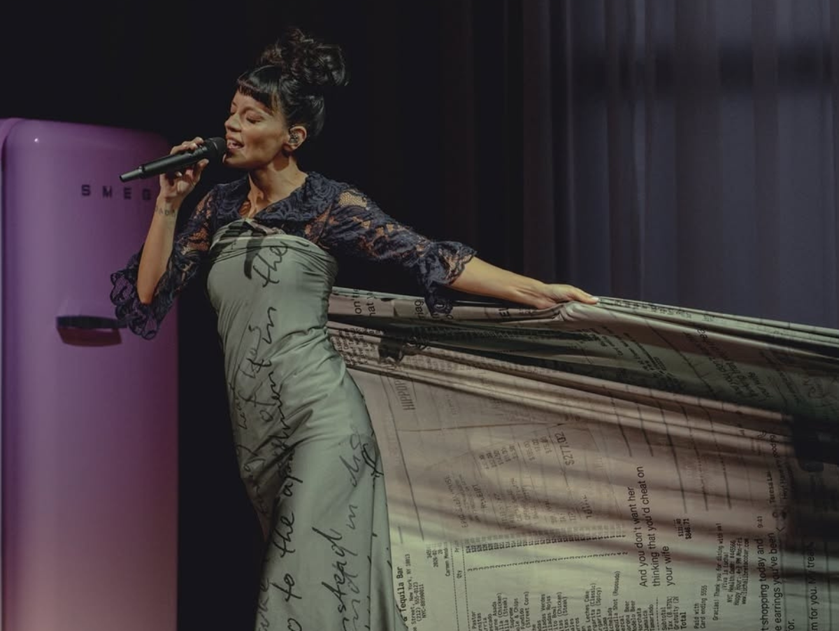 Lily Allen surge com vestido feito de recibos de traição em nova turnê teatral