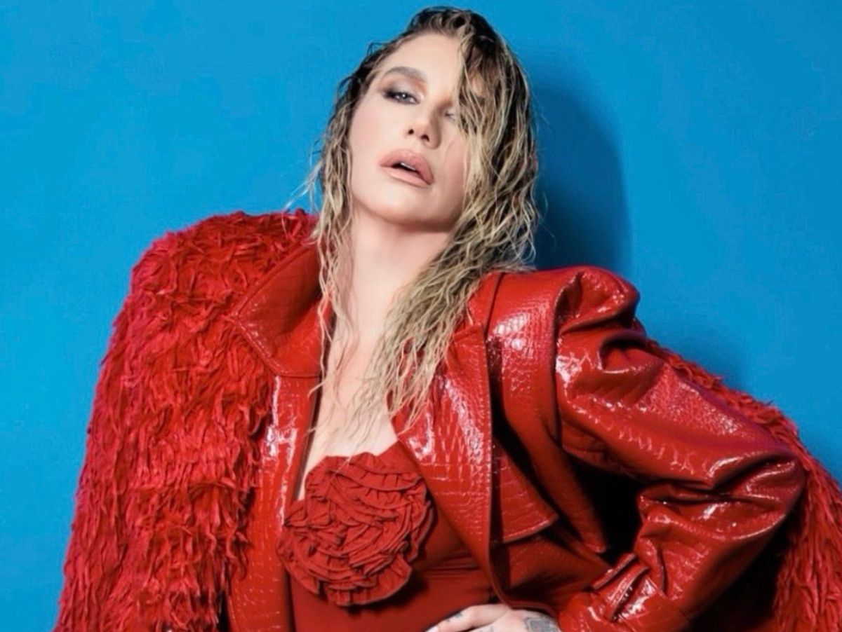 Kesha se pronuncia sobre uso de suas músicas em propaganda violenta dos Estados Unidos: “repugnante e desumano”
