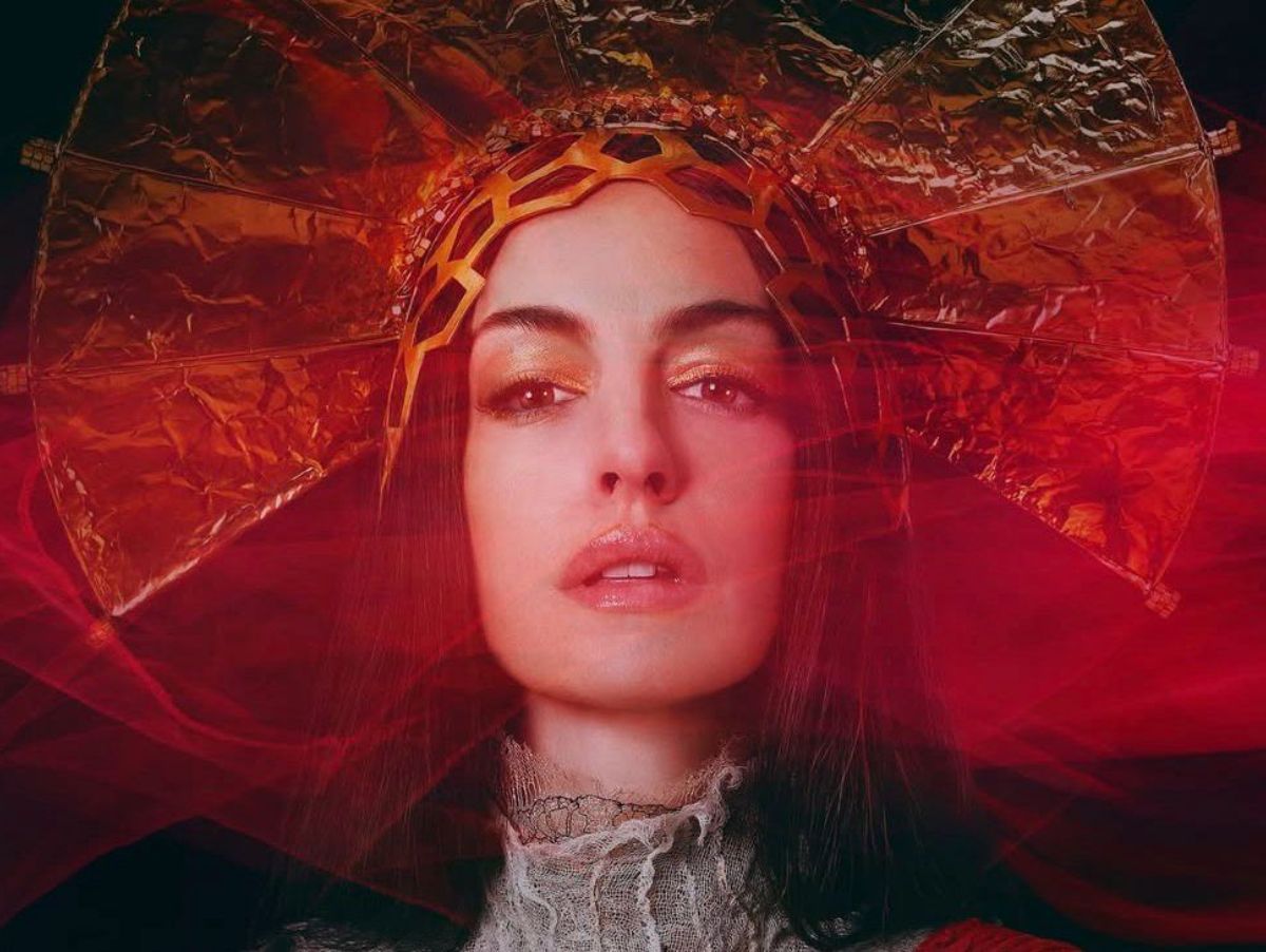 Anne Hathaway lança primeiro single do filme “Mother Mary”; Charli Xcx é uma das compositoras