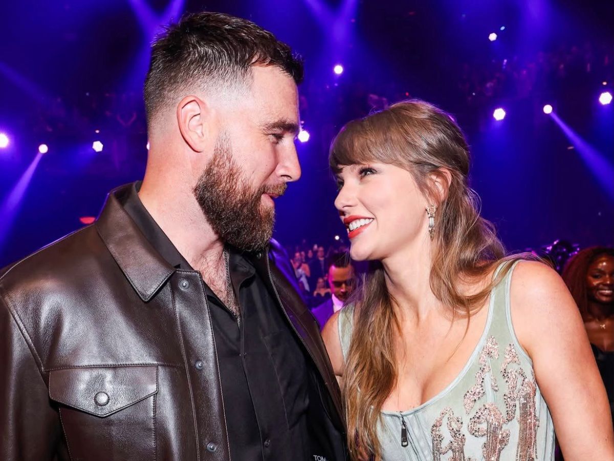 Taylor Swift exibe anel de noivado durante performance de RAYE; veja vídeo