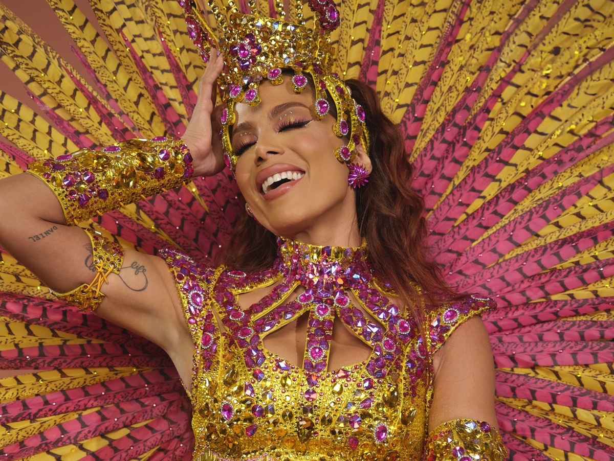 Fã que comprou look de Anitta a R$250 tenta revender na internet por R$25 mil; anitters reagem
