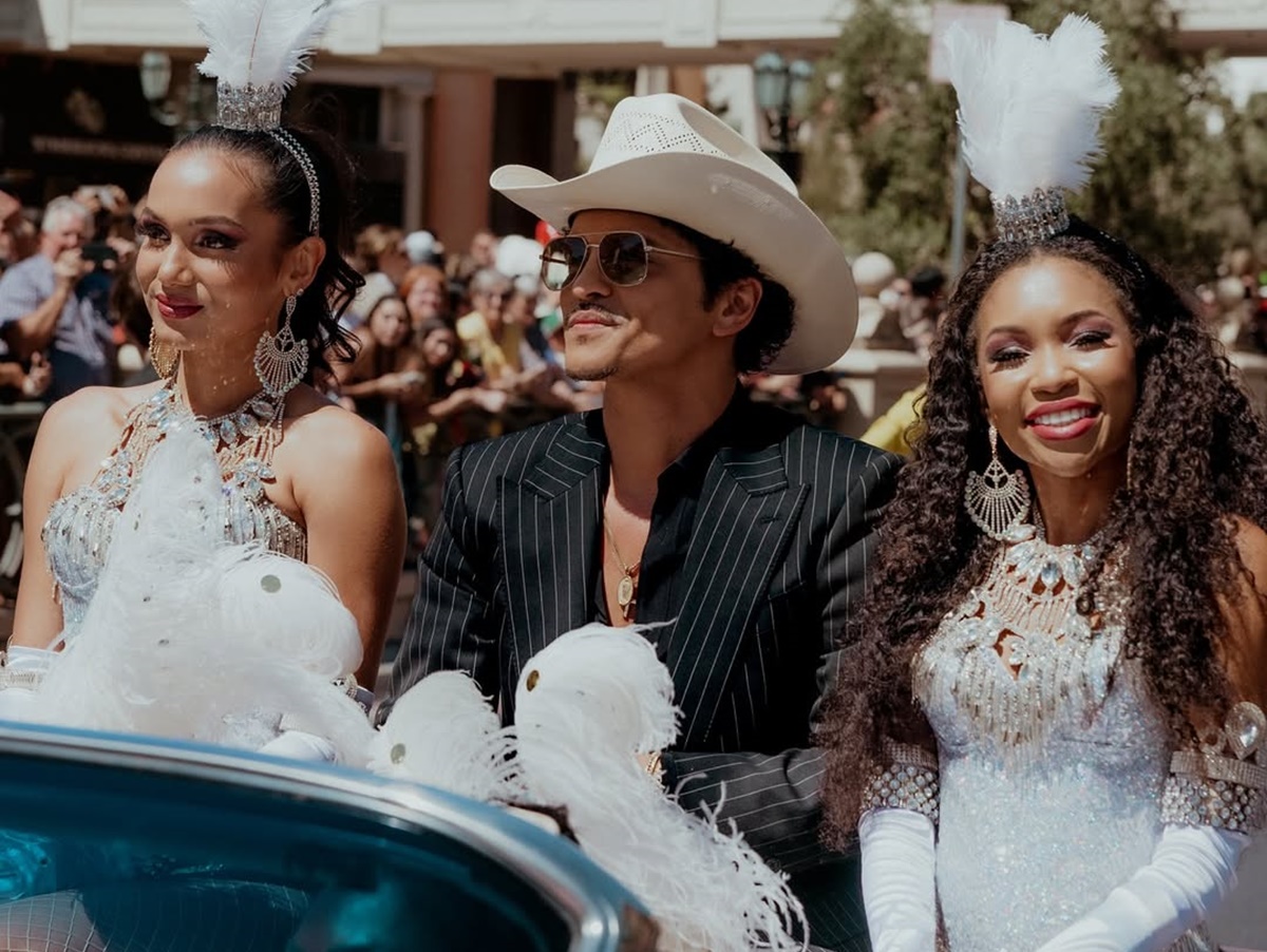 Bruno Mars ganha rua com seu próprio nome às vésperas de iniciar a "The Romantic Tour"