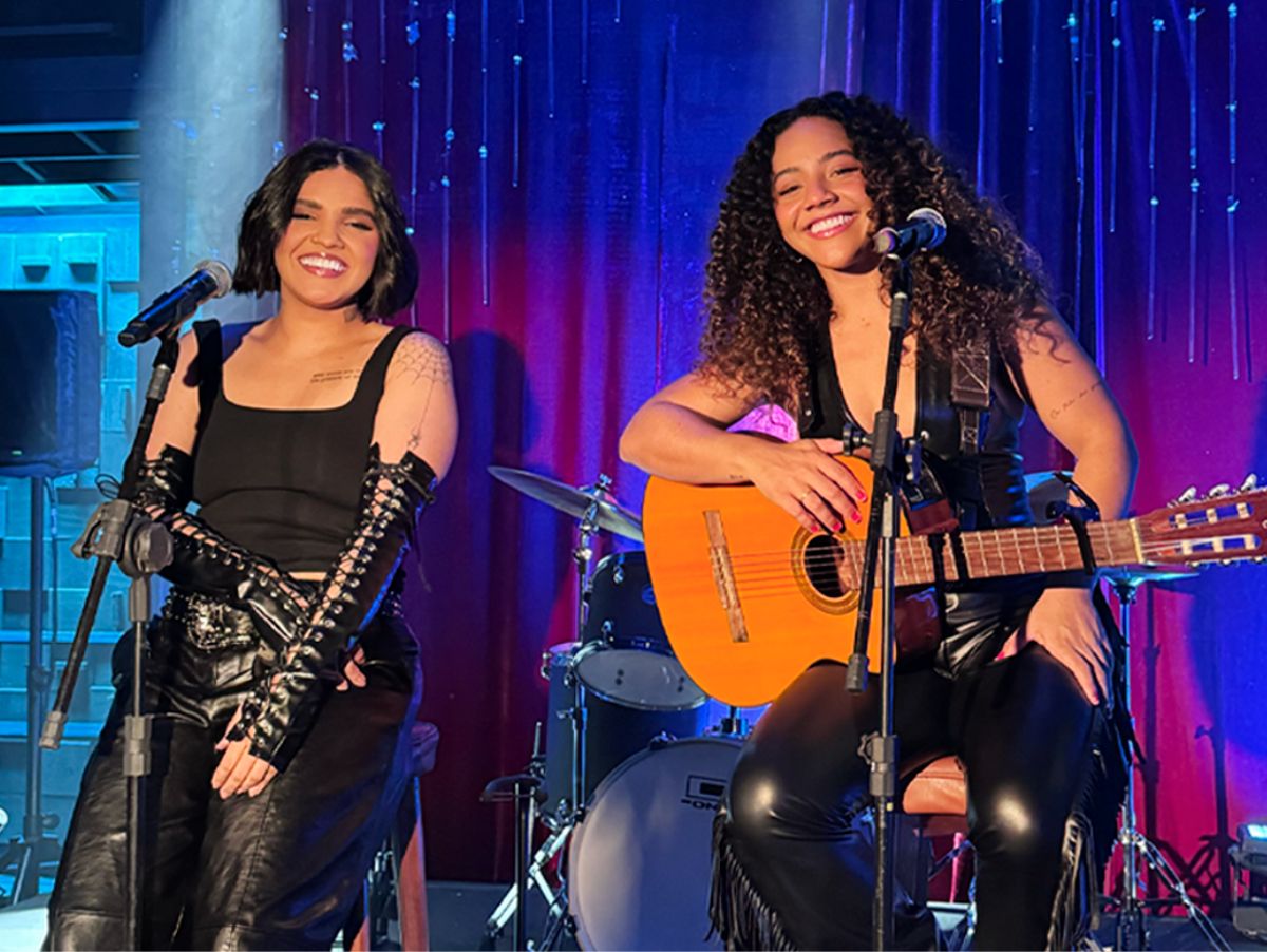 Cristinas estreia em novela da Globo com cena romântica e música que já é sucesso