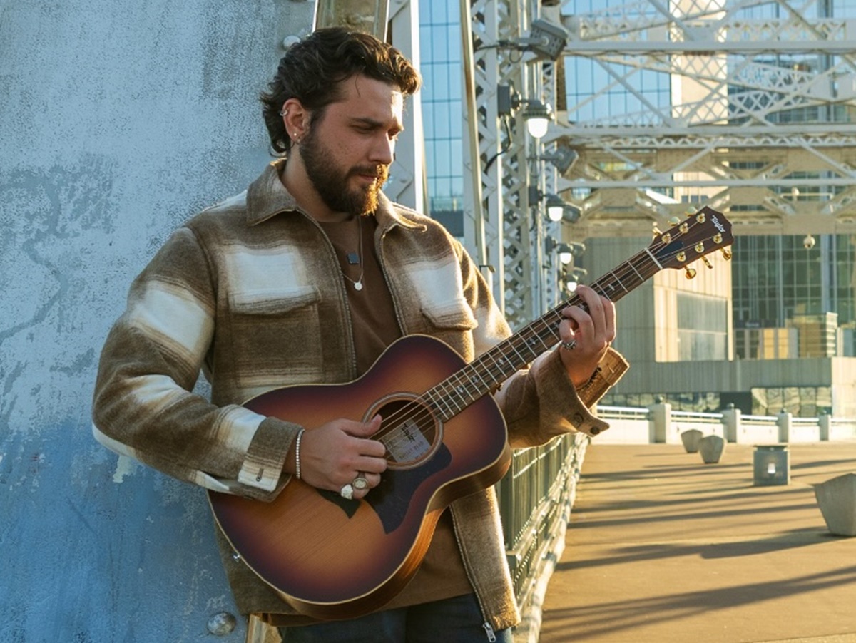 "Last Goodbye": Gustavo Mioto dá start em carreira internacional com clipe no "Fantástico"