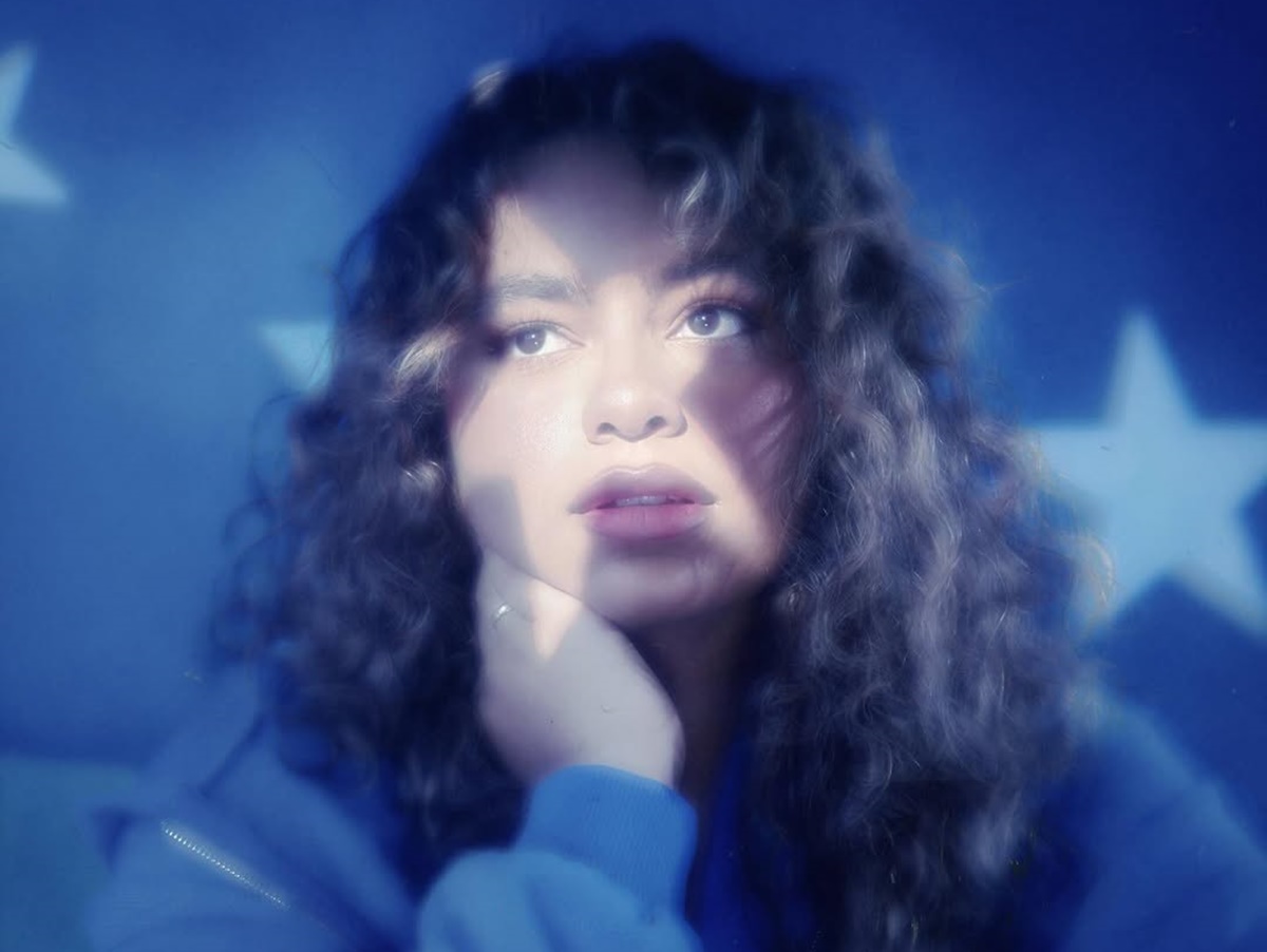 Quem é Bella Kay, nova voz do pop rock que está viralizando com a música “iloveitiloveitiloveit”?