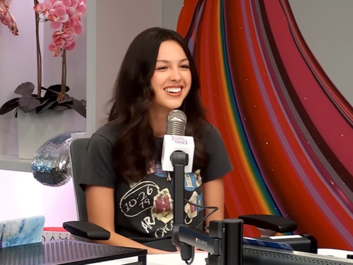 "Também amo especular sobre músicas dos meus ídolos", admite Olivia Rodrigo