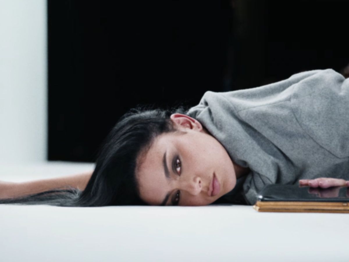 "SS26": veja letra e tradução da música nova de Charli xcx