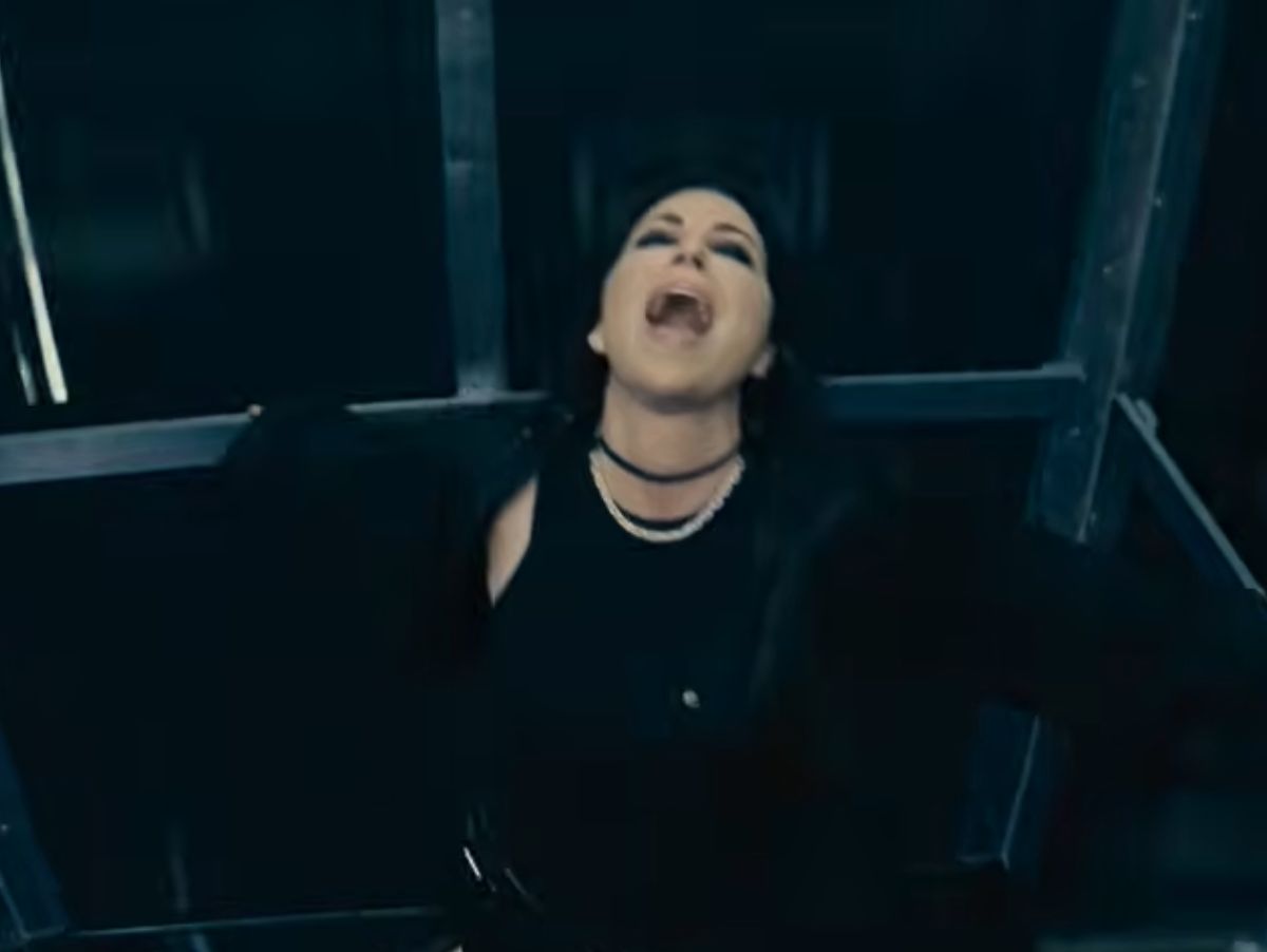 Com Amy Lee em queda, Evanescence lança clipe de "Who Will You Follow"