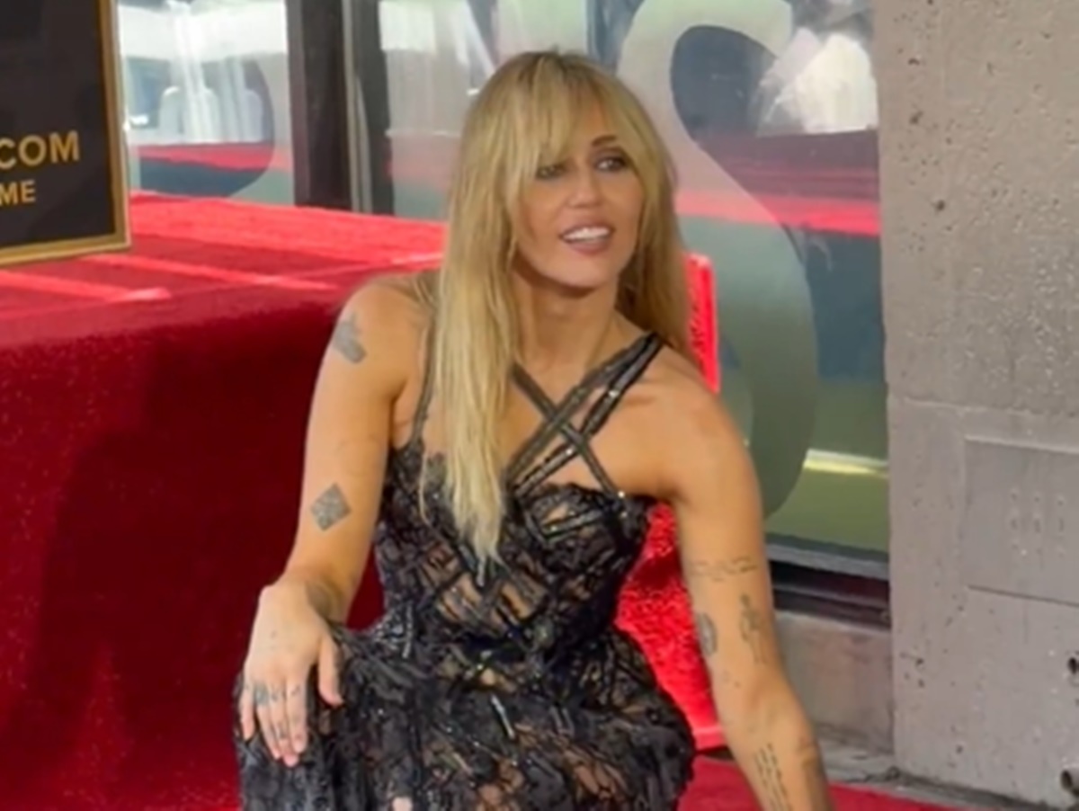 Fãs se chateiam com Miley Cyrus em evento de posse de estrela na Calçada da Fama; entenda o motivo!
