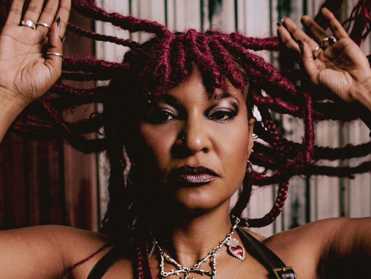 Larissa Luz resgata raízes do rock em novo álbum, usa tecnologia como aliada e celebra Rock in Rio (ENTREVISTA)