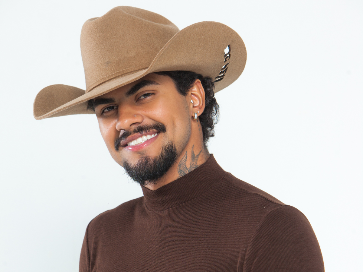Quem é Jeninho? Conheça o cantor goiano que colocou “Peão Todo Tatuado” no Top 2 do Spotify Brasil e no Chart Global