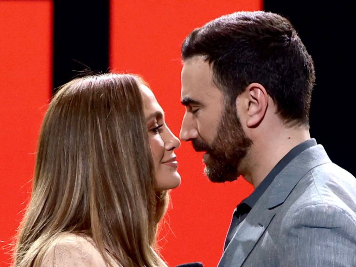 Jennifer Lopez esquiva de perguntas sobre suposto romance com Brett Goldstain