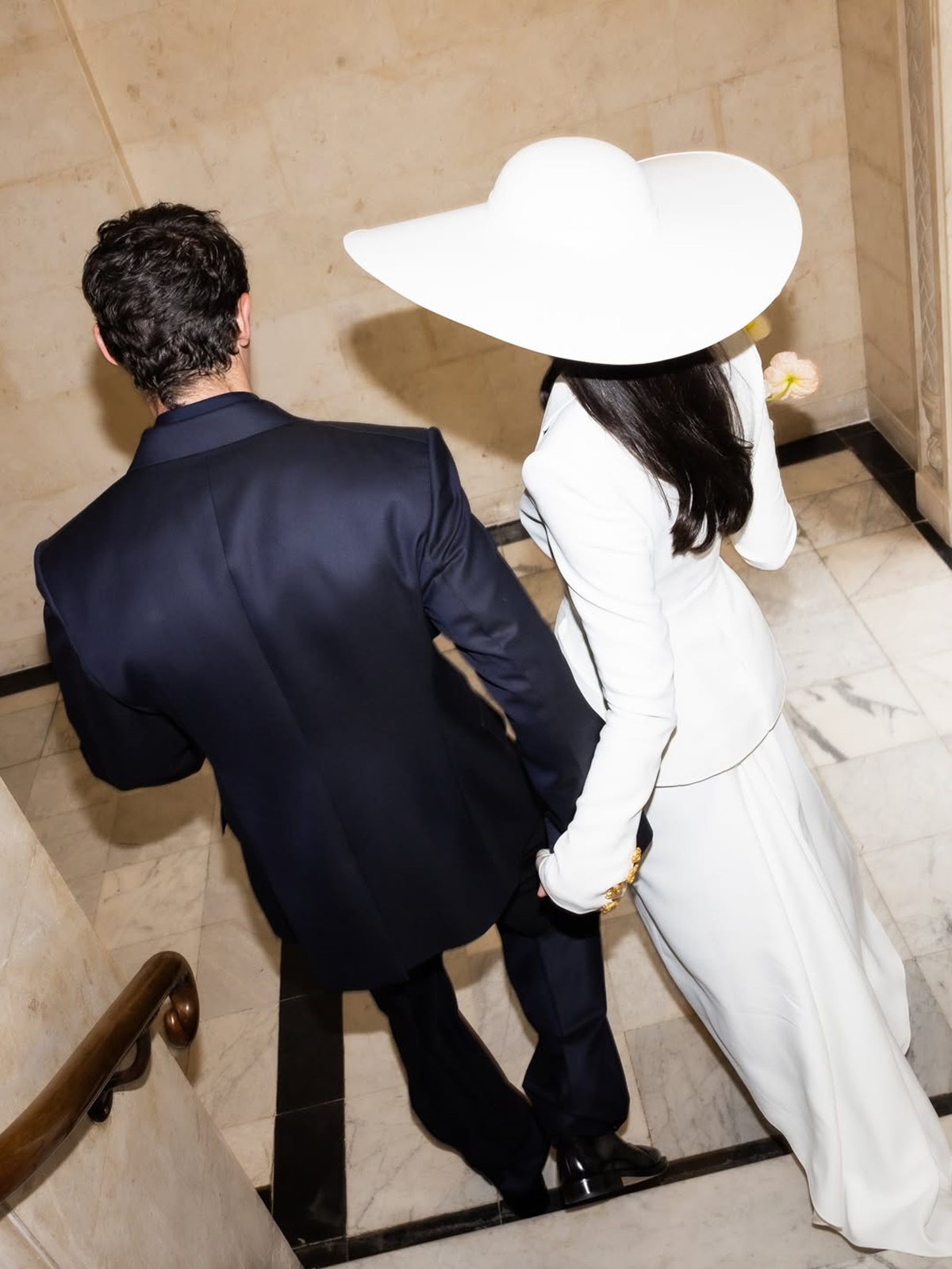 Casamento de Dua Lipa tem open de cigarros, decoração de livros e presenças VIPS